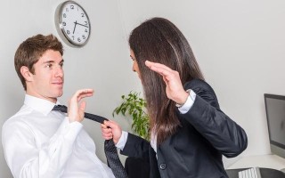 如何与老板谈判工资问题（有效沟通与技巧）