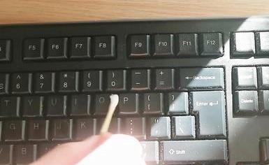 键盘进了灰尘，你的键盘还好吗？（灰尘积累会导致键盘故障，如何有效清理？）-第1张图片-数码深度
