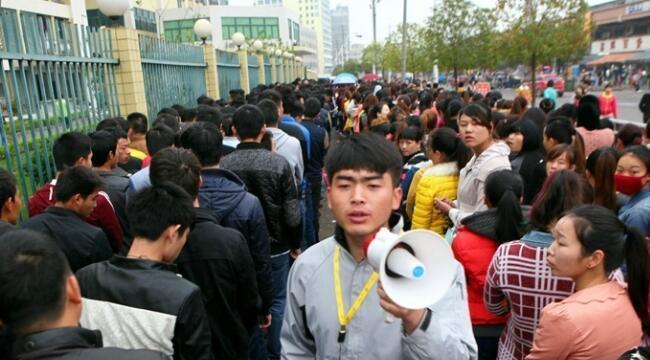富士康员工过年留守的困境与改变（挑战与机遇，留守过年的富士康员工的故事）-第3张图片-数码深度