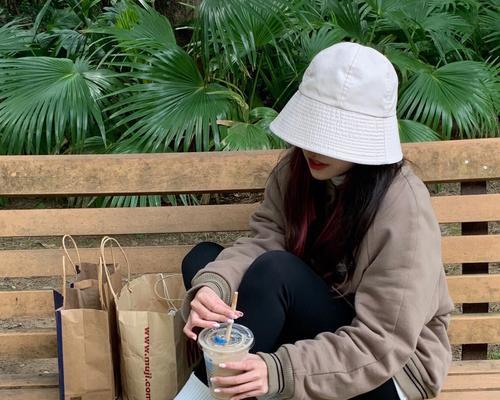以电脑椅子少女拍照教程（如何利用电脑椅子营造多样化的拍摄造型和背景）-第3张图片-数码深度